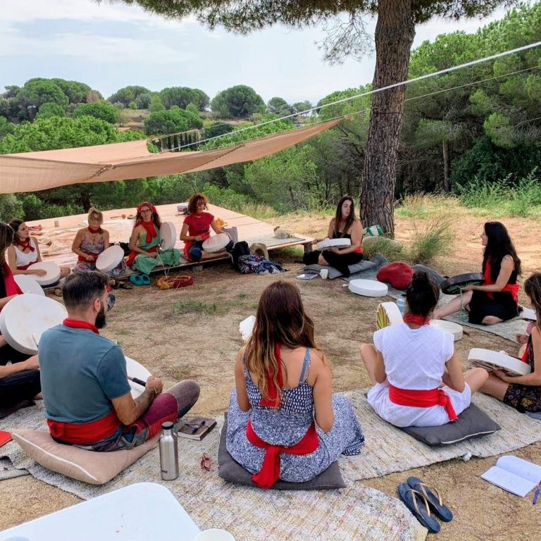 Conciencia de corazón Dos personas en un picnic, una de ellas sostiene un plato mientras la otra se sienta a su lado.